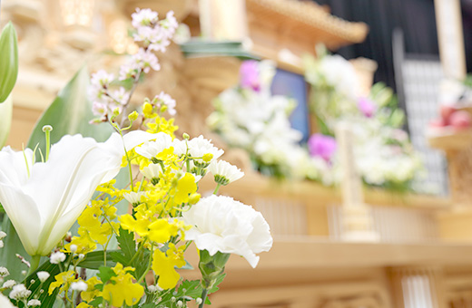 葬祭場に飾られた花